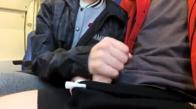 Polykání spermatu po orálu na veřejnosti ve vlaku!