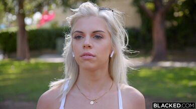 Blondýnka nemohla odolat a nenasytně si narvala obří černý čurák do krku