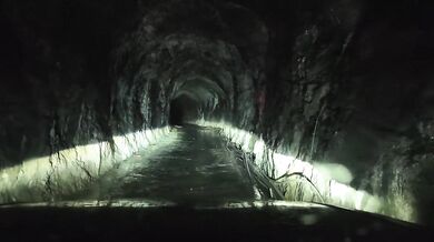 Extrémně úzký tunel v čínských horách: Řidiči si jím zkracují cestu, ale auta se v něm téměř nevyhnou