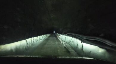 Extrémně úzký tunel v čínských horách: Řidiči si jím zkracují cestu, ale auta se v něm téměř nevyhnou