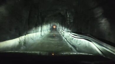 Extrémně úzký tunel v čínských horách: Řidiči si jím zkracují cestu, ale auta se v něm téměř nevyhnou
