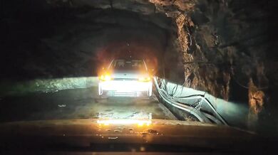 Extrémně úzký tunel v čínských horách: Řidiči si jím zkracují cestu, ale auta se v něm téměř nevyhnou