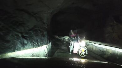 Extrémně úzký tunel v čínských horách: Řidiči si jím zkracují cestu, ale auta se v něm téměř nevyhnou