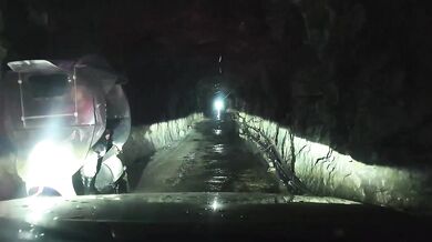 Extrémně úzký tunel v čínských horách: Řidiči si jím zkracují cestu, ale auta se v něm téměř nevyhnou