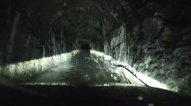 Extrémně úzký tunel v čínských horách: Řidiči si jím zkracují cestu, ale auta se v něm téměř nevyhnou