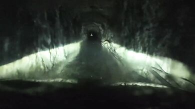 Extrémně úzký tunel v čínských horách: Řidiči si jím zkracují cestu, ale auta se v něm téměř nevyhnou