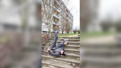 Francouzská kaskadérka baví internet: Ve videu simuluje zásahy do hlavy při běžných činnostech