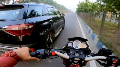 Motorkář v Indii nadával řidiči auta a hned na to doplatil
