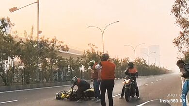 Motorkář v Indii nadával řidiči auta a hned na to doplatil