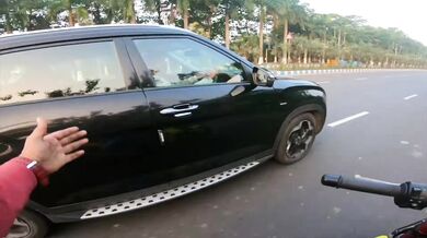 Motorkář v Indii nadával řidiči auta a hned na to doplatil