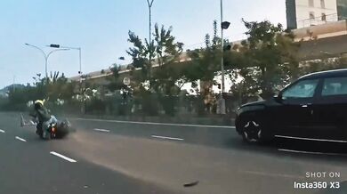 Motorkář v Indii nadával řidiči auta a hned na to doplatil