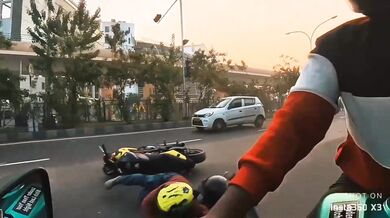 Motorkář v Indii nadával řidiči auta a hned na to doplatil