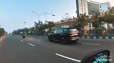 Motorkář v Indii nadával řidiči auta a hned na to doplatil