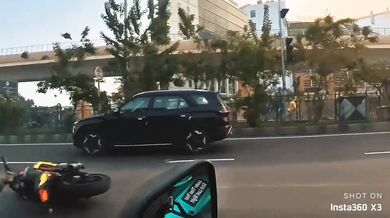 Motorkář v Indii nadával řidiči auta a hned na to doplatil