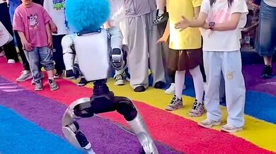Robot při představení v Číně kopl dítě do břicha