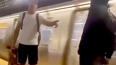 Obrana skateboardisty před agresorem s nožem