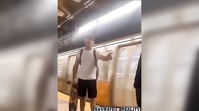 Obrana skateboardisty před agresorem s nožem