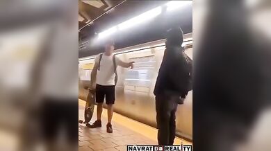 Obrana skateboardisty před agresorem s nožem