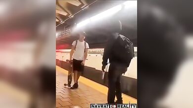 Obrana skateboardisty před agresorem s nožem