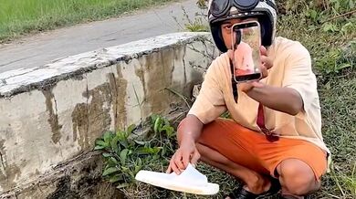 Muž poslal drahý iPhone na plastové pantofli potůčkem pro natočení působivého videa