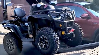 Zákazníci zkoušeli nacpat tři velké čtyřkolky Segway na jeden vozík