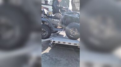 Zákazníci zkoušeli nacpat tři velké čtyřkolky Segway na jeden vozík