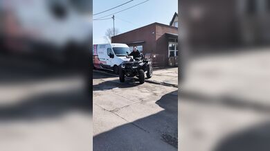 Zákazníci zkoušeli nacpat tři velké čtyřkolky Segway na jeden vozík