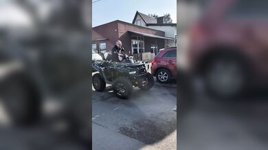 Zákazníci zkoušeli nacpat tři velké čtyřkolky Segway na jeden vozík