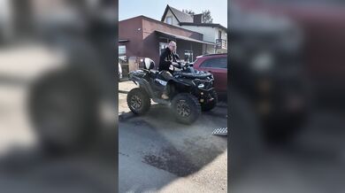 Zákazníci zkoušeli nacpat tři velké čtyřkolky Segway na jeden vozík