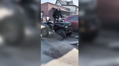 Zákazníci zkoušeli nacpat tři velké čtyřkolky Segway na jeden vozík