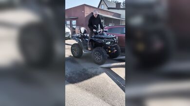 Zákazníci zkoušeli nacpat tři velké čtyřkolky Segway na jeden vozík