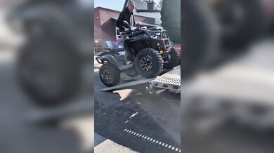 Zákazníci zkoušeli nacpat tři velké čtyřkolky Segway na jeden vozík