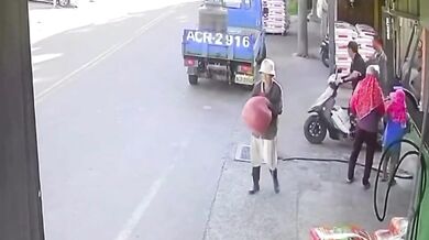 Tragická nehoda na Tchaj-wanu: Sedmiletý chlapec omylem přidal plyn na skútru a spadl pod popelářské vozidlo
