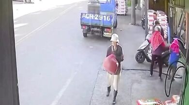 Tragická nehoda na Tchaj-wanu: Sedmiletý chlapec omylem přidal plyn na skútru a spadl pod popelářské vozidlo