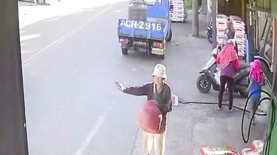 Tragická nehoda na Tchaj-wanu: Sedmiletý chlapec omylem přidal plyn na skútru a spadl pod popelářské vozidlo