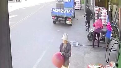 Tragická nehoda na Tchaj-wanu: Sedmiletý chlapec omylem přidal plyn na skútru a spadl pod popelářské vozidlo