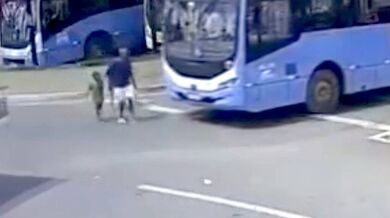 Nehoda v Brazílii: Autobus kvůli mrtvému úhlu srazil jednoho dospělého a dvě děti