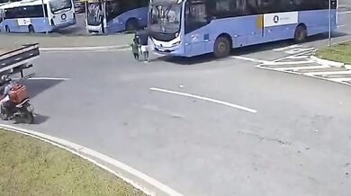 Nehoda v Brazílii: Autobus kvůli mrtvému úhlu srazil jednoho dospělého a dvě děti