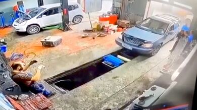 Neštěstí v ruském autoservisu: Řidička si spletla pedály a přitlačila mechanika ke zdi, muž přišel o obě nohy