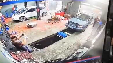 Neštěstí v ruském autoservisu: Řidička si spletla pedály a přitlačila mechanika ke zdi, muž přišel o obě nohy