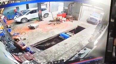 Neštěstí v ruském autoservisu: Řidička si spletla pedály a přitlačila mechanika ke zdi, muž přišel o obě nohy