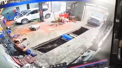 Neštěstí v ruském autoservisu: Řidička si spletla pedály a přitlačila mechanika ke zdi, muž přišel o obě nohy