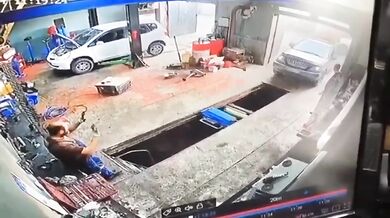 Neštěstí v ruském autoservisu: Řidička si spletla pedály a přitlačila mechanika ke zdi, muž přišel o obě nohy