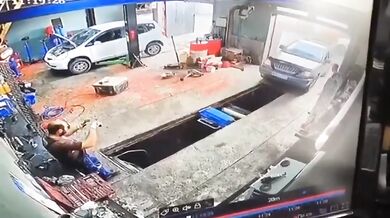 Neštěstí v ruském autoservisu: Řidička si spletla pedály a přitlačila mechanika ke zdi, muž přišel o obě nohy