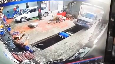 Neštěstí v ruském autoservisu: Řidička si spletla pedály a přitlačila mechanika ke zdi, muž přišel o obě nohy