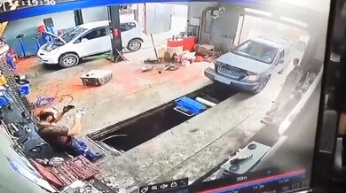 Neštěstí v ruském autoservisu: Řidička si spletla pedály a přitlačila mechanika ke zdi, muž přišel o obě nohy