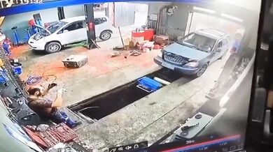 Neštěstí v ruském autoservisu: Řidička si spletla pedály a přitlačila mechanika ke zdi, muž přišel o obě nohy