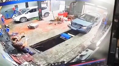Neštěstí v ruském autoservisu: Řidička si spletla pedály a přitlačila mechanika ke zdi, muž přišel o obě nohy