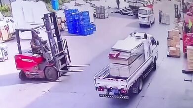 Pracovní nehoda v Číně: Žena spadla z nákladního vozidlo a zavalil ji náklad