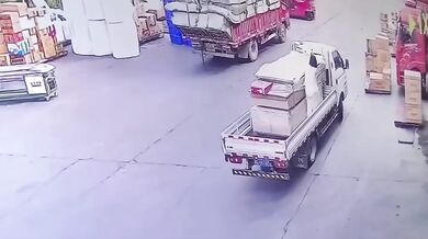 Pracovní nehoda v Číně: Žena spadla z nákladního vozidlo a zavalil ji náklad